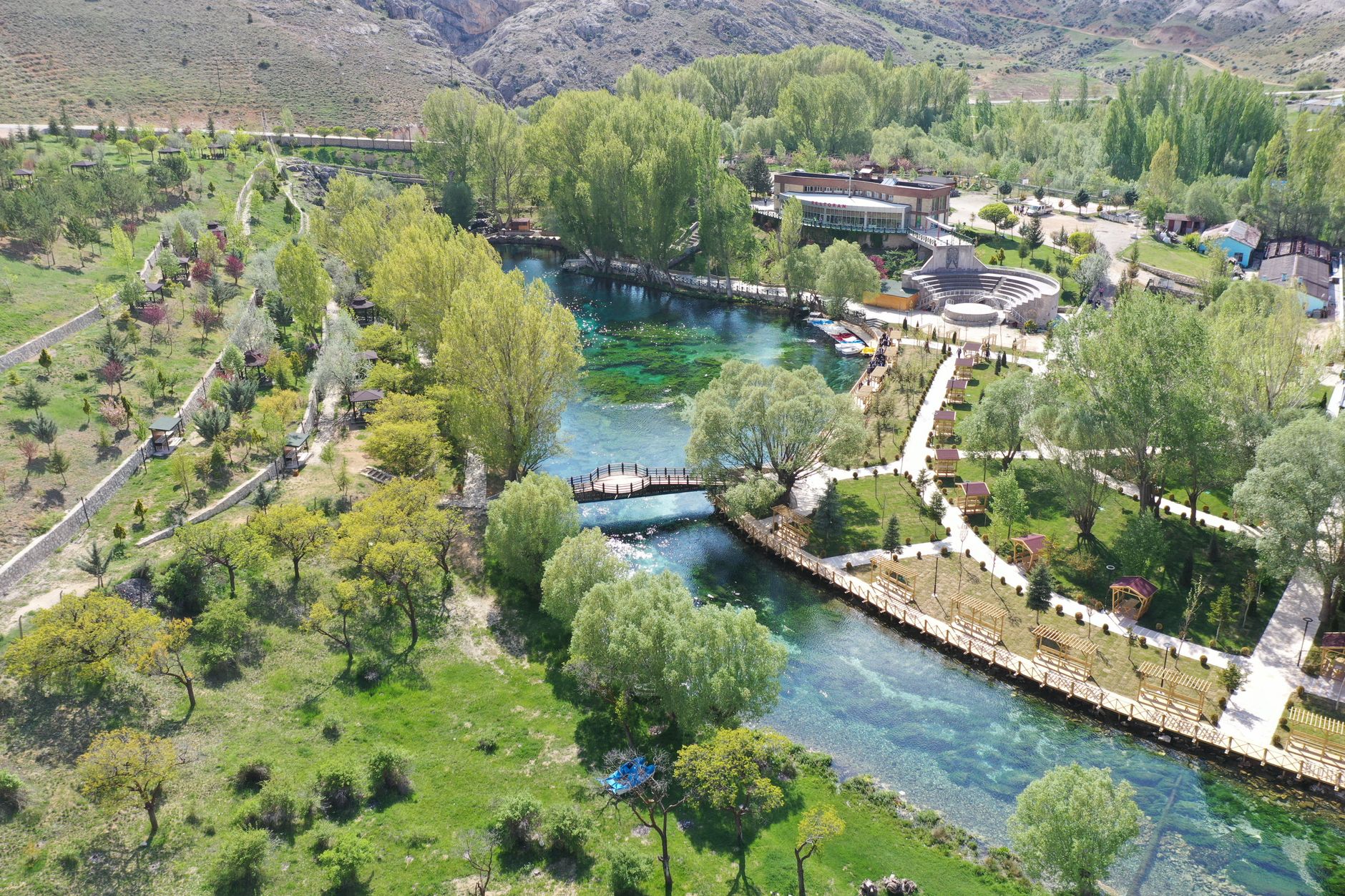 Beautiful aerial view of a park with a river and greenery in Turkey. — Novi online casino