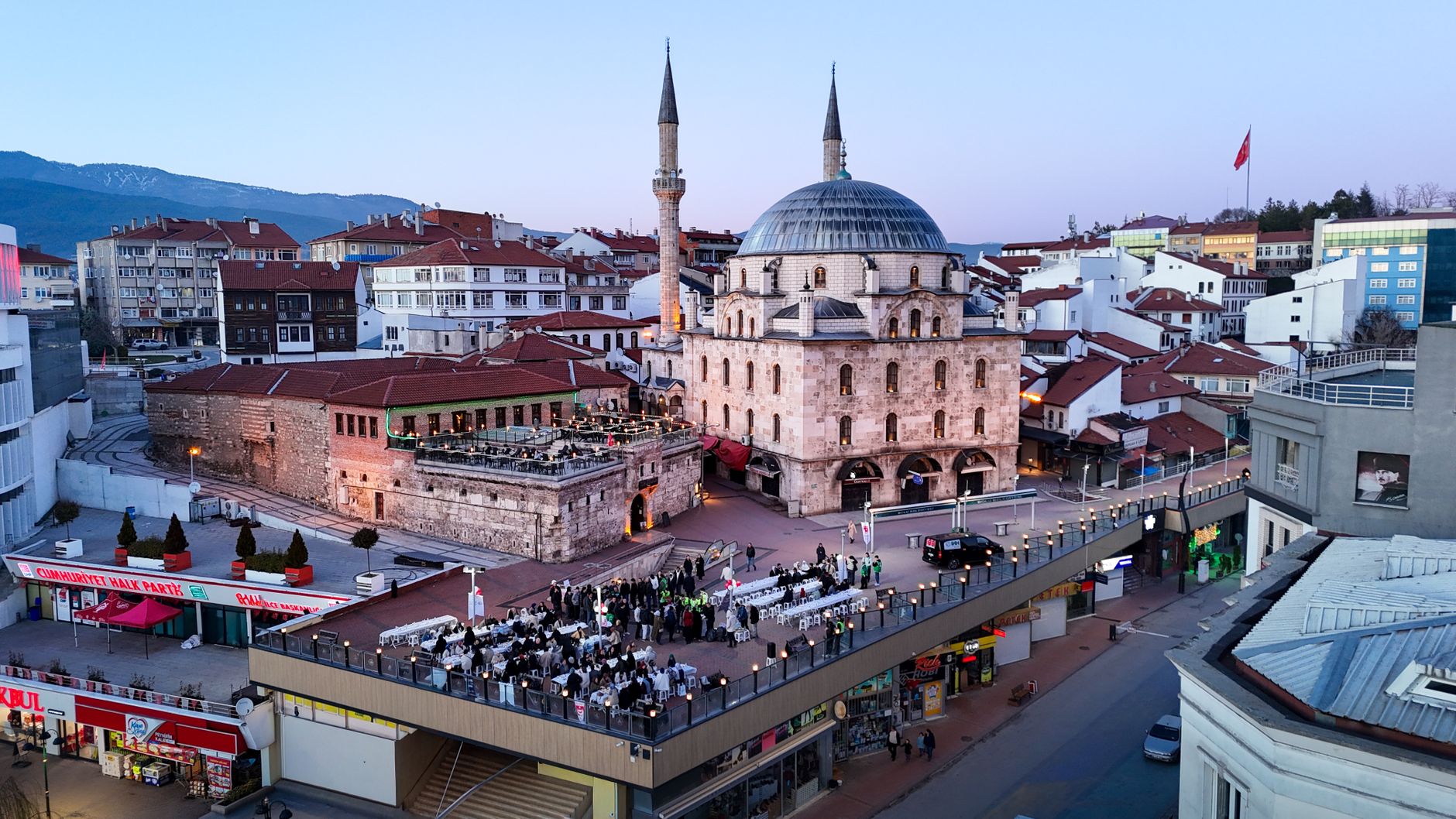 Aerial shot of Bolu city with a prominent mosque and bustling streets during twilight. — Troubleshooting Common Issue