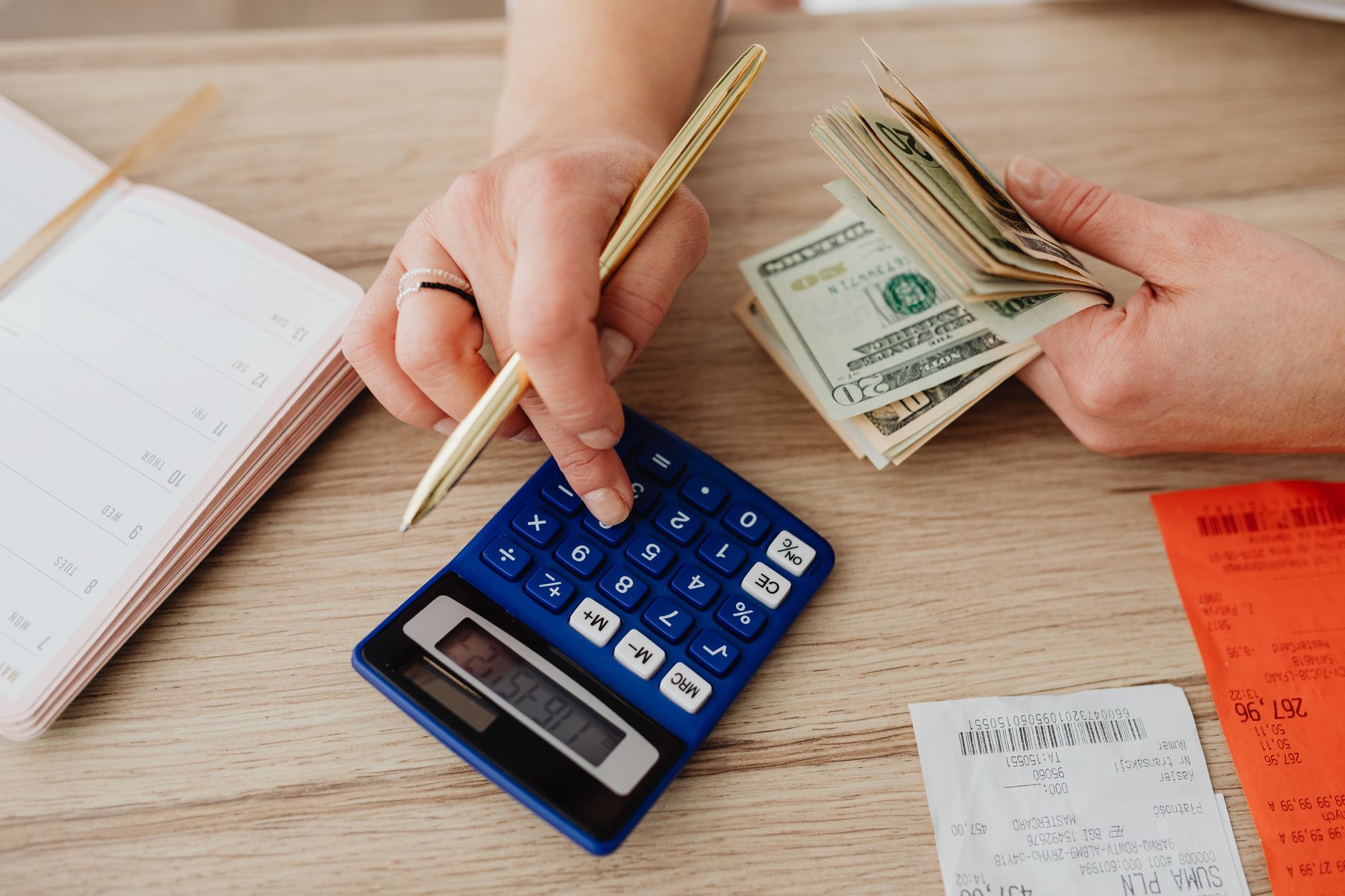 Hands handling cash and calculator for budget planning. Modern financial scene. — Why should you invest in technology sector